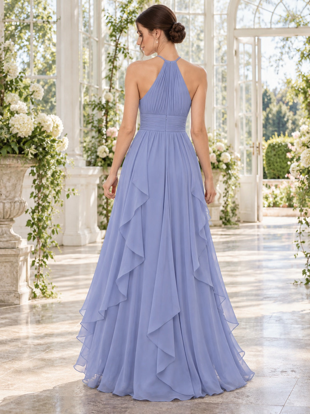 Elegantes bodenlanges Brautjungferkleid aus Chiffon in helleblauer Farbe mit Neckholder, geraffter Taille und kaskadierenden Rüschen