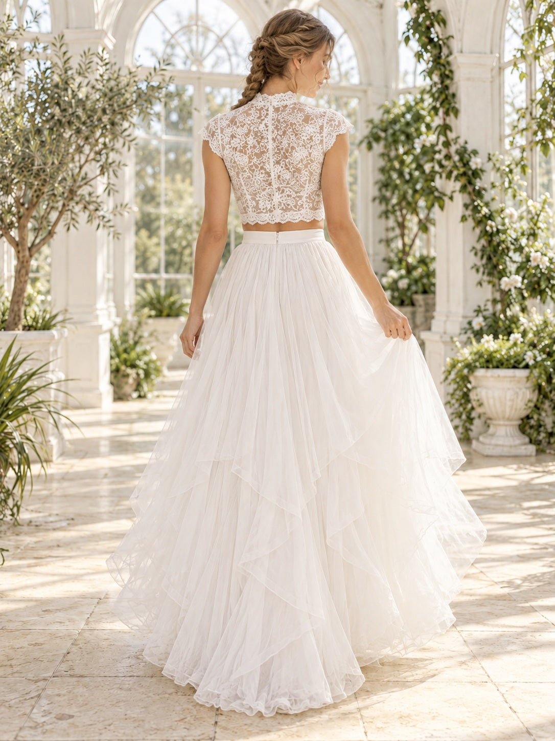 Vestido de novia de tul y encaje en marfil, dos piezas, cuello alto, manga corta y largo hasta el suelo