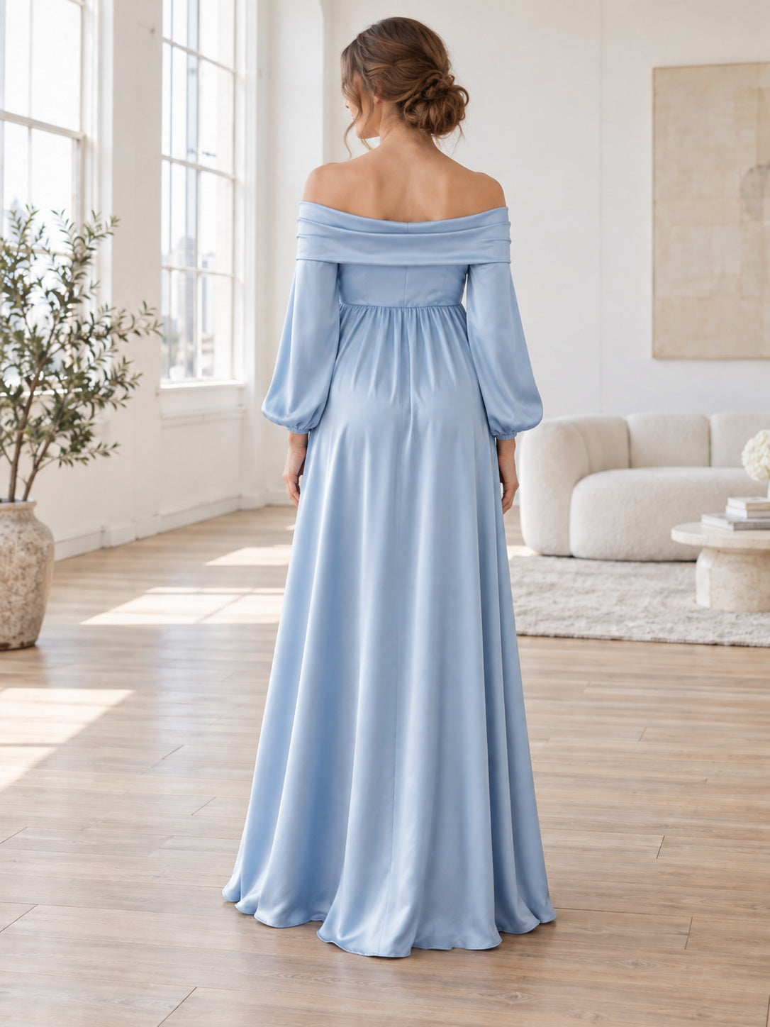 Vestido de gala premamá de satén en azul cielo, corte imperio, hombros descubiertos, manga larga y largo hasta el suelo