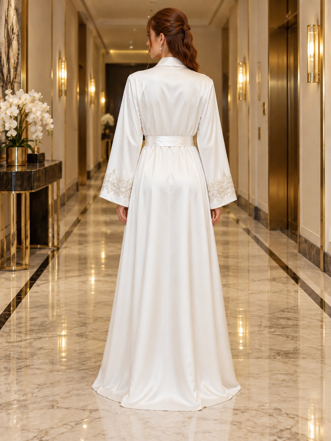 Dezente weiße Satin-Abaya mit langen Glockenärmeln, Spitzenmanschetten und Gürtel