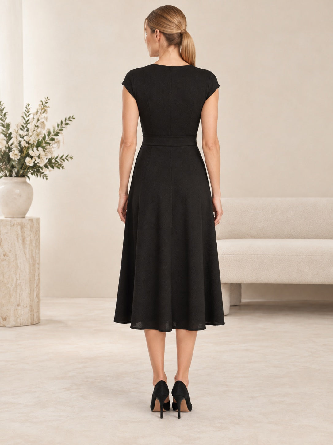 Vestido en negro, línea A, escote en V, manga corta y largo a media pierna