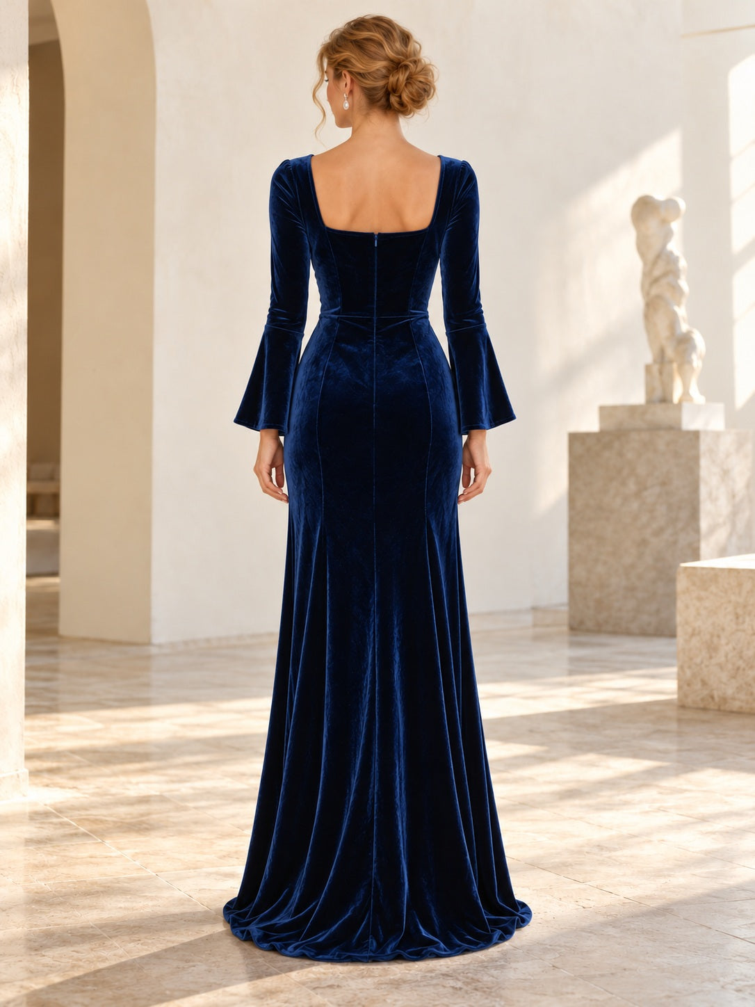 Vestido de noche de terciopelo en azul marino oscuro, corte recto, escote barco, manga larga, largo hasta el suelo