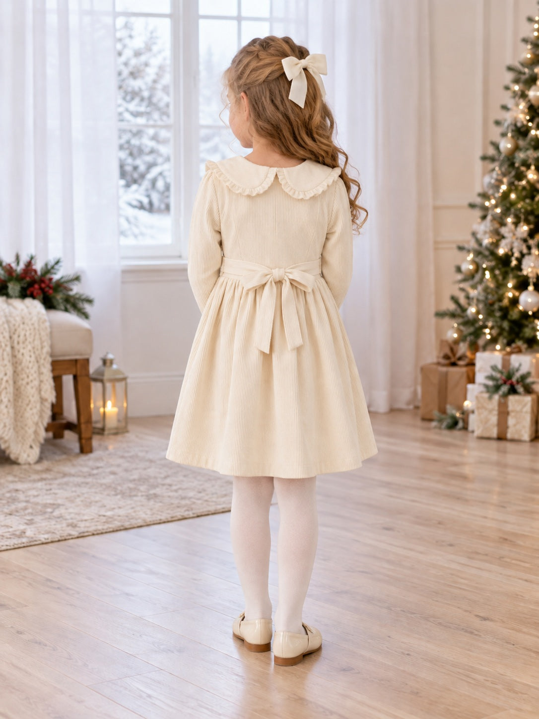 Vestido de niña de arras de pana en crema, línea A, escote redondo cerrado, manga larga y largo a la rodilla