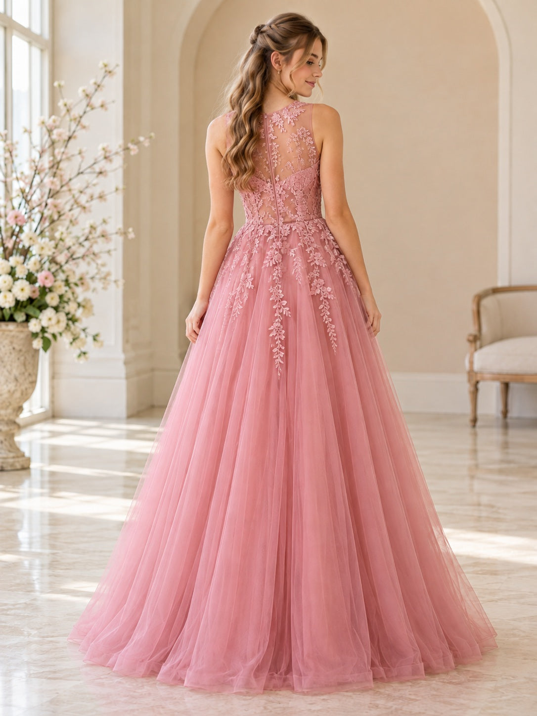 Langes, formelles Ballkleid in zartem Rosa mit Neckholder, floraler Spitze und Tüll