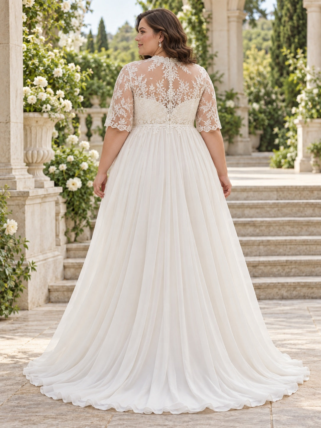 Robe de mariée grande taille pudique en mousseline et dentelle à col montant et manches mi-longues