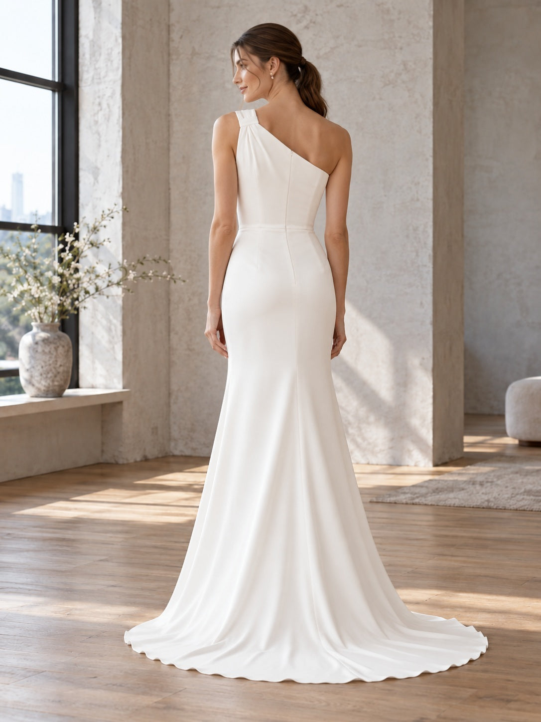 Robe de mariée fourreau moderne et épurée à une épaule, en crêpe, avec fente et traîne balai