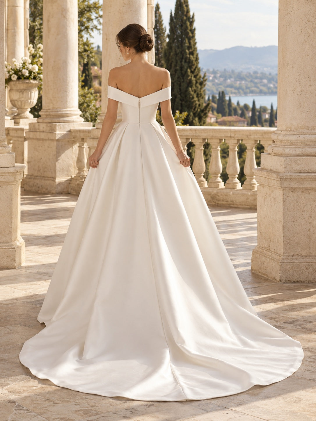 Vestido de novia de satén en marfil, línea A, hombros descubiertos, manga corta y cola corta