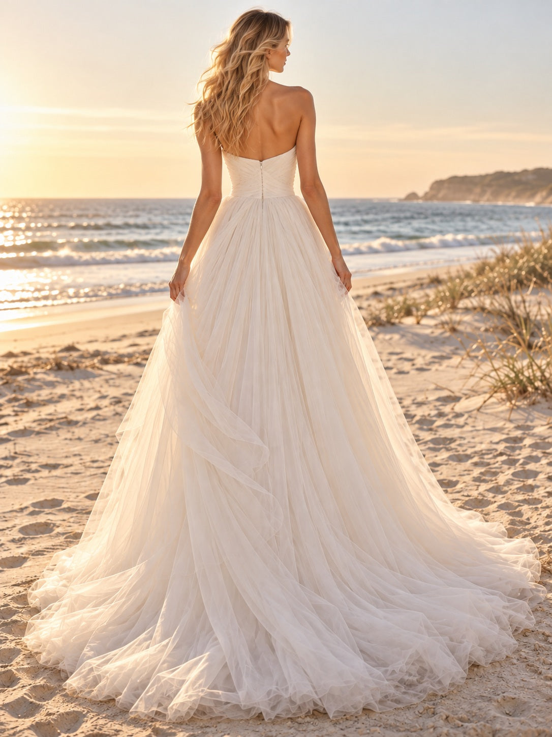 Robe de mariée de plage simple en tulle, coupe trapèze, bustier cœur, avec corsage froncé, jupe drapée et traîne