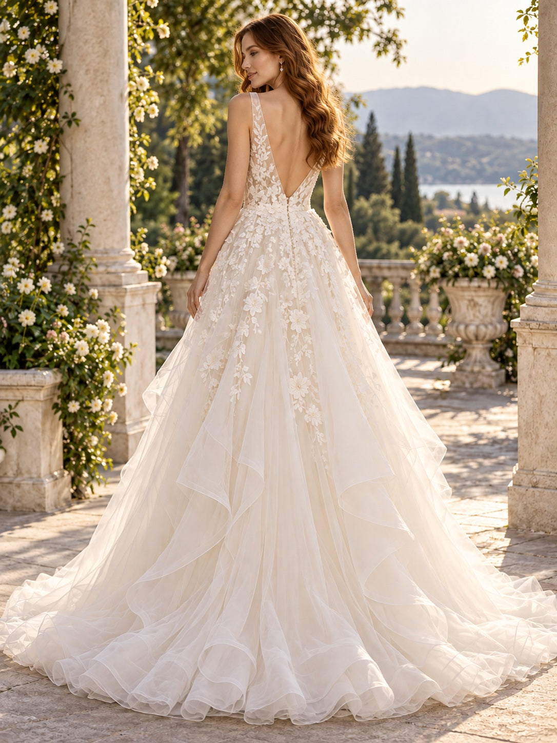 Robe de mariée coupe trapèze en organza superposé à bretelles fleuries, col en V profond