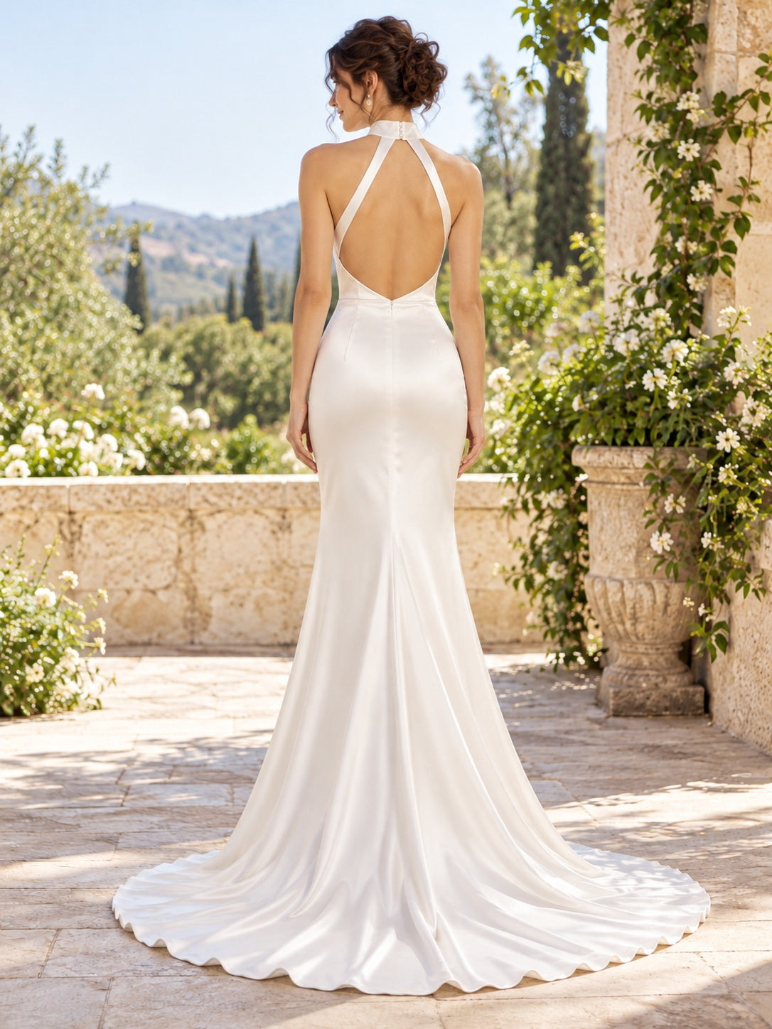 Einfaches elegantes, figurbetontes Brautkleid aus glattem Satin mit hohem Neckholder-Ausschnitt und Schleppe
