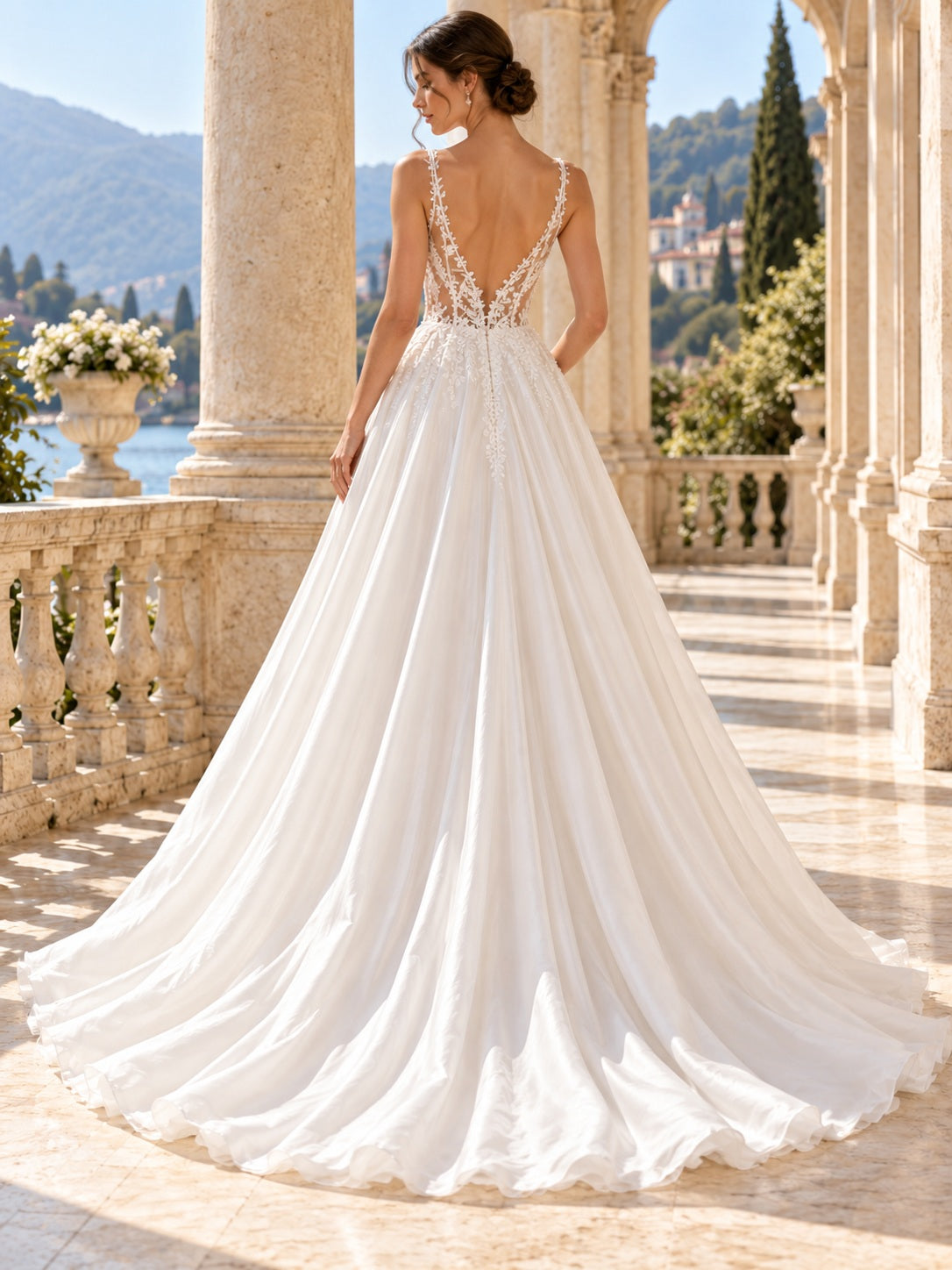 Vestido de novia de encaje y gasa en marfil, línea A, escote en V, sin mangas y cola corta