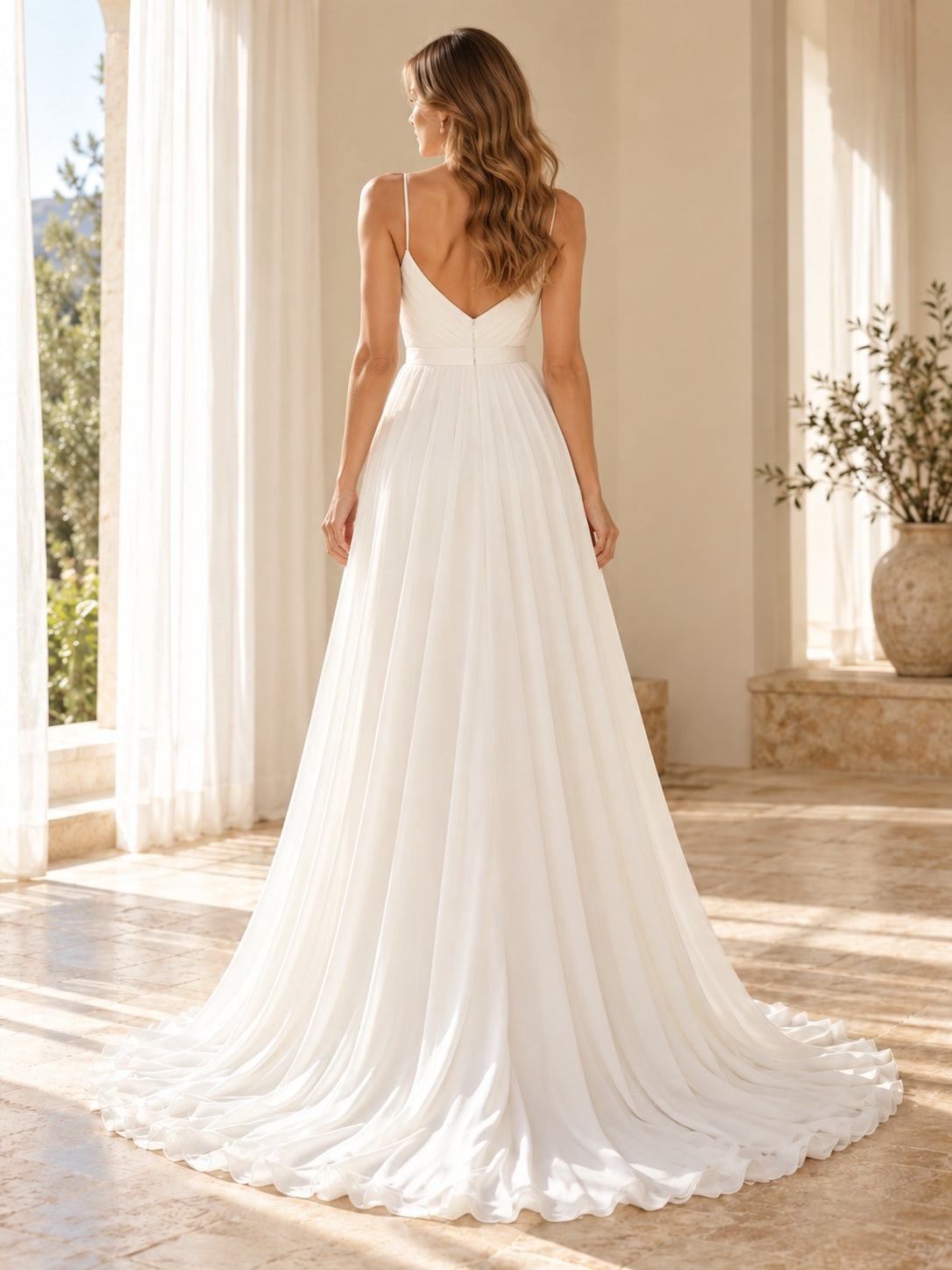 Schlichtes romantisches Brautkleid aus Chiffon mit V-Ausschnitt, Spaghettiträgern, Plisseefalten, A-Linie, fließendem Fall und tiefem Rückenausschnitt