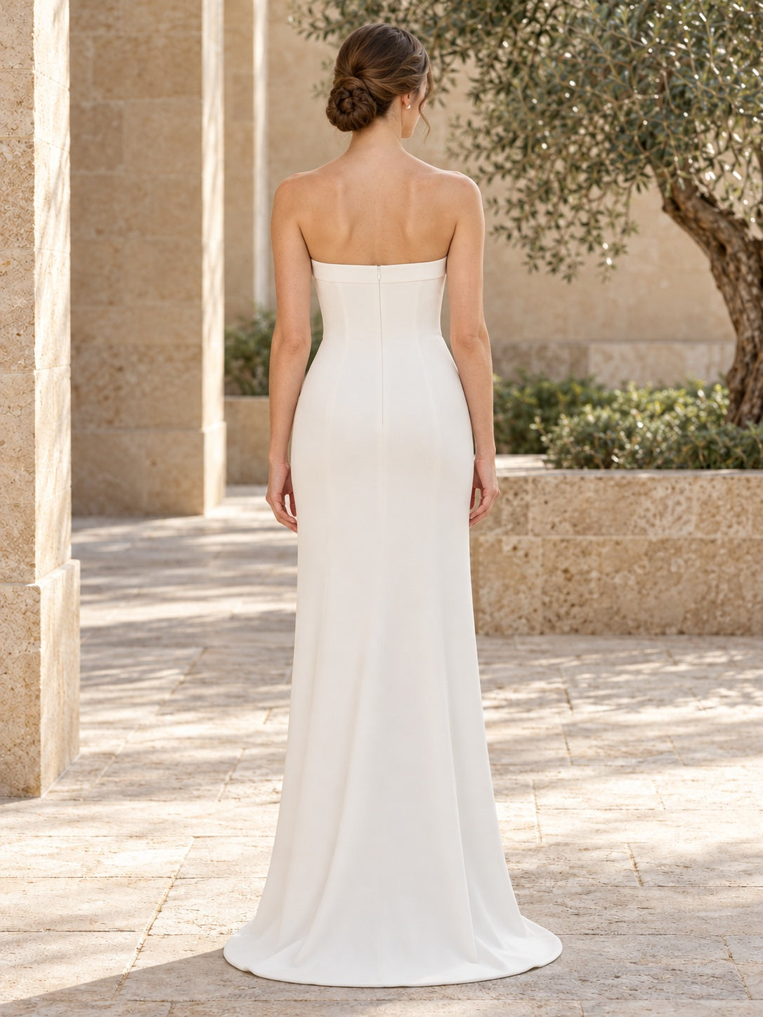 Schlichtes, trägerloses Etuikleid aus glattem Satin mit Faltenausschnitt – elegantes Brautkleid