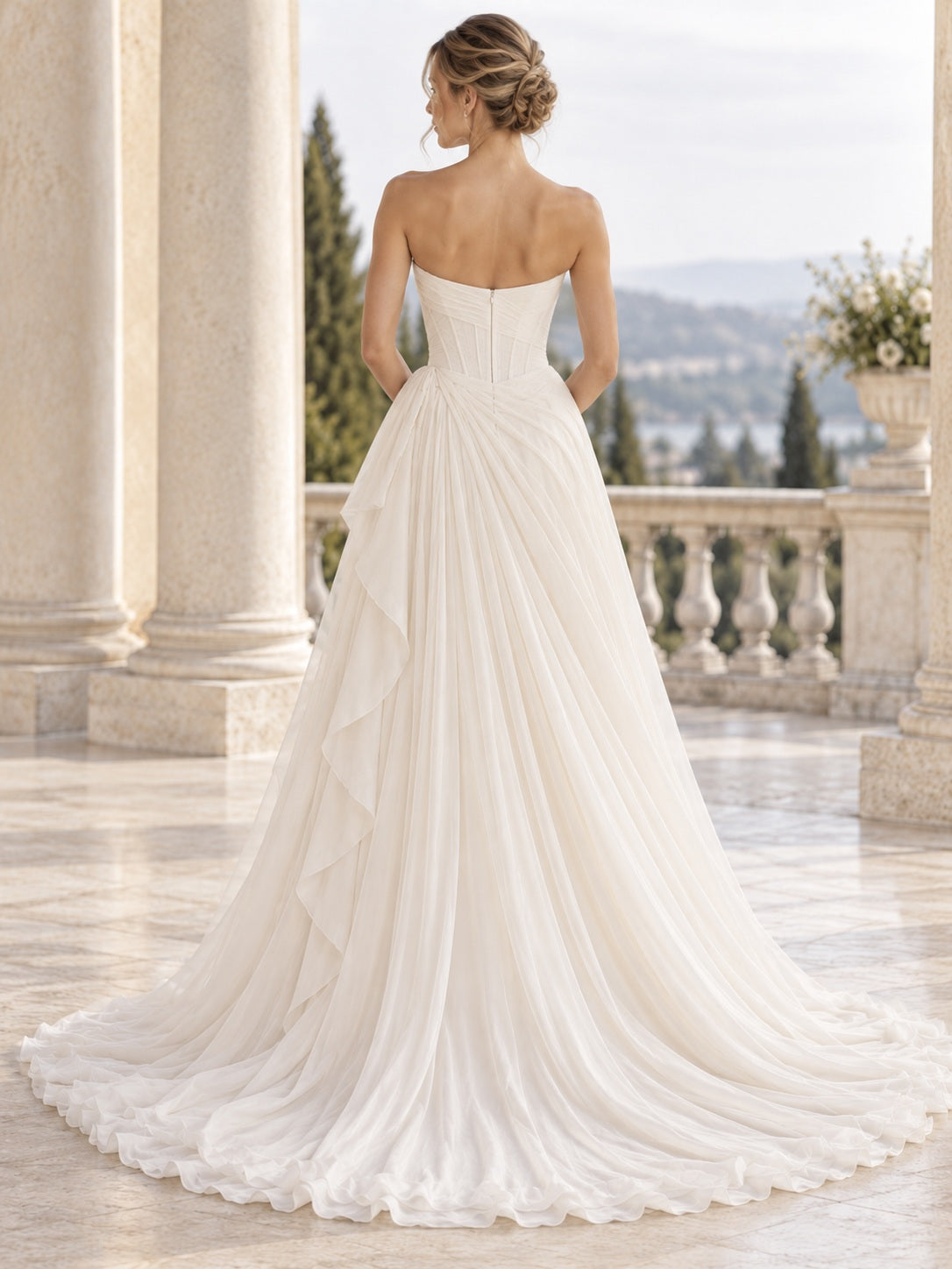Vestido de novia de gasa en marfil, línea A, sin tirantes, cola corta