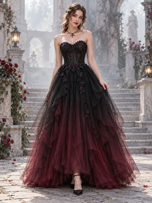 Dramatisches trägerloses Gothic-Brautjungfernkleid aus burgunderrotem Tüll mit Korsett, floralem Stufenrock und High-Low-Saum