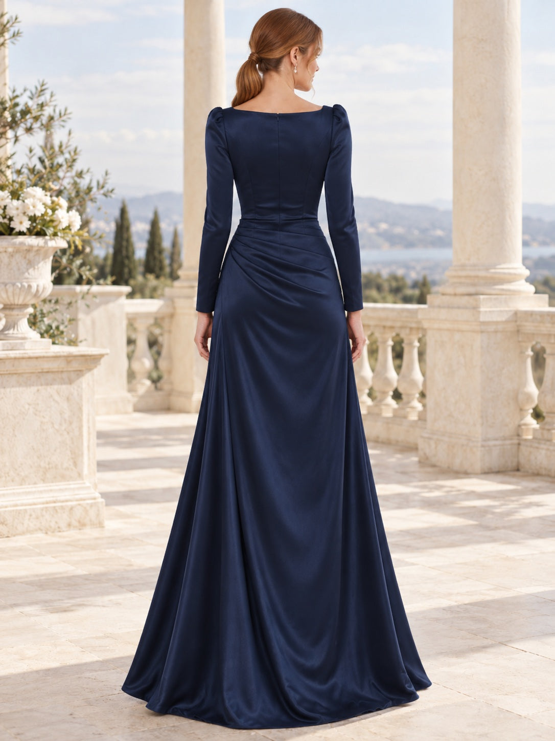 Dezentes langärmeliges marineblaues Satin-Abendkleid mit U-Boot-Ausschnitt und seitlicher Raffung