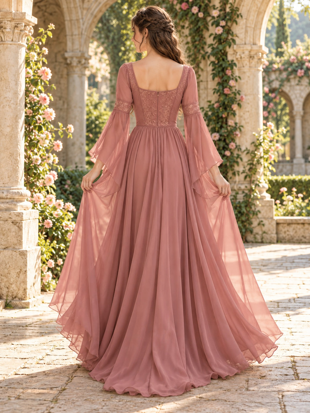 Mittelalterliches, altrosa Chiffon-Brautjungferkleid mit Korsett und langen Glockenärmeln