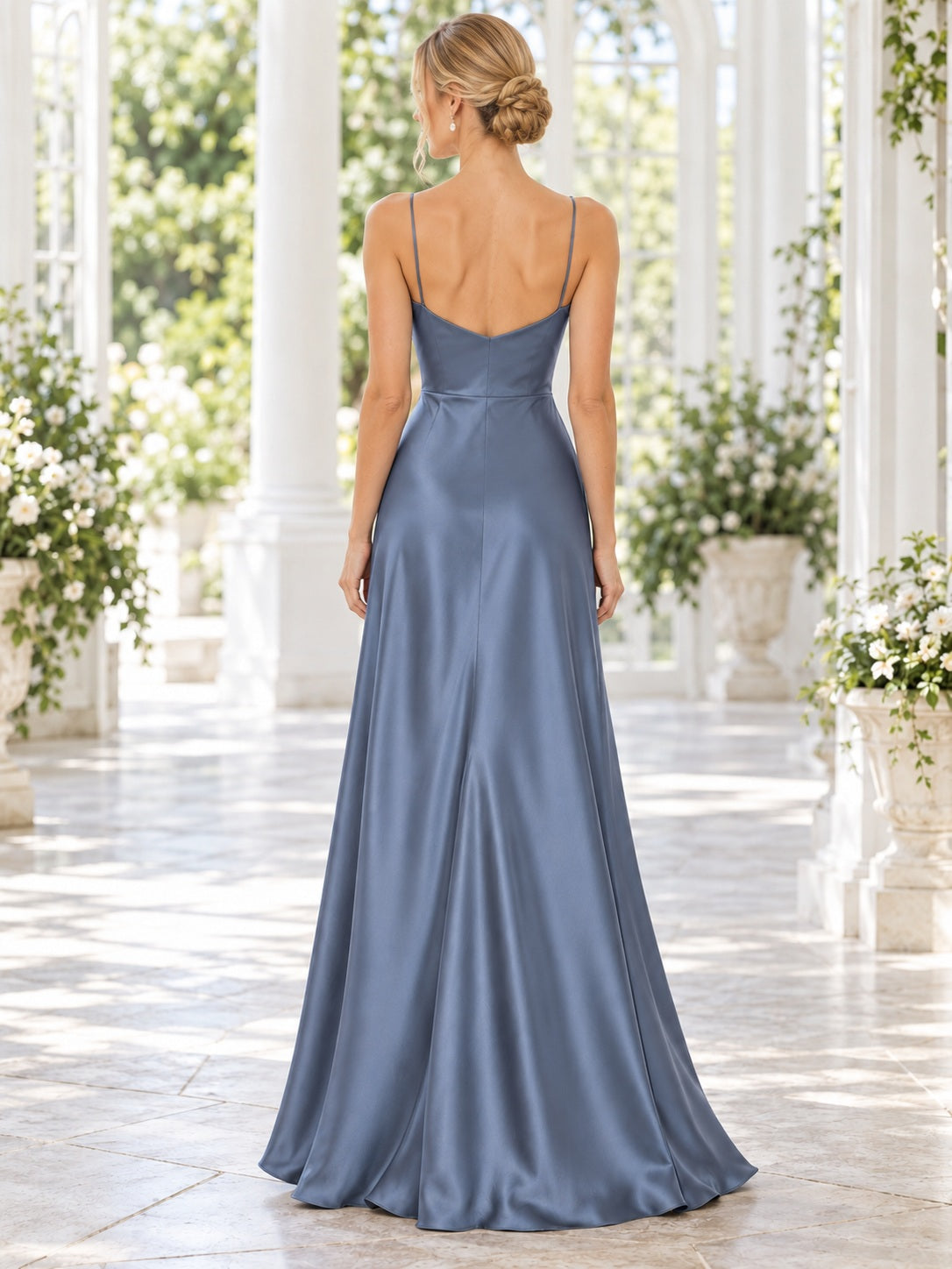 Robe de demoiselle d'honneur longue simple en satin bleu acier drapé à fines bretelles avec col bénitier et coupe fourreau