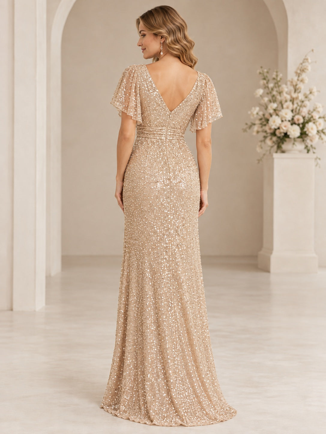 Robe de demoiselle d'honneur longue et habillée couleur champagne, coupe fourreau, col en V, à sequins, manches papillon et froncée