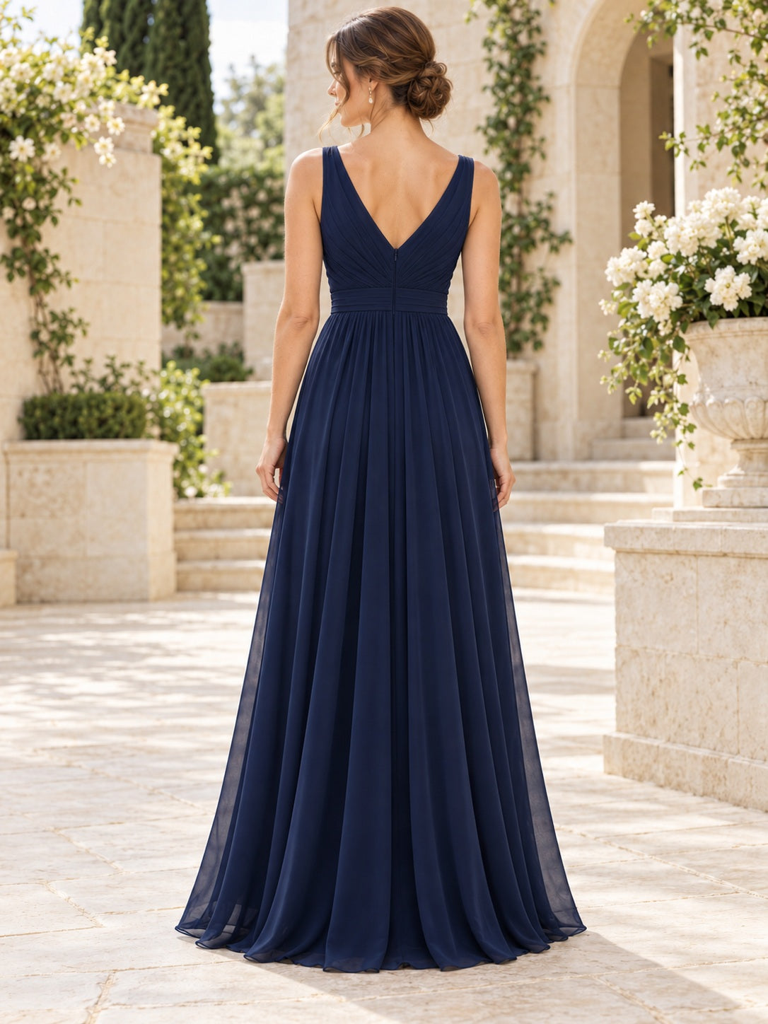 Einfaches marineblaues A-Linien-Brautjungferkleid aus Chiffon mit V-Ausschnitt, Trägern, Falten und Schlitz