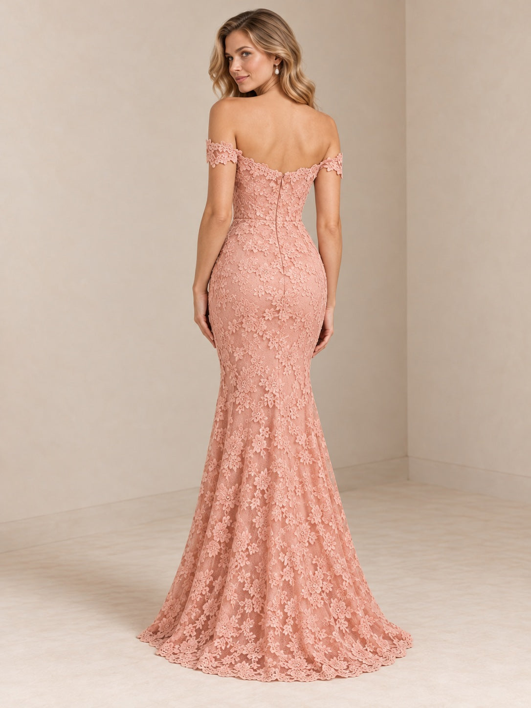 Robe de demoiselle d'honneur longue ajustée en dentelle florale pêche sirène à épaules dénudées et décolleté cœur