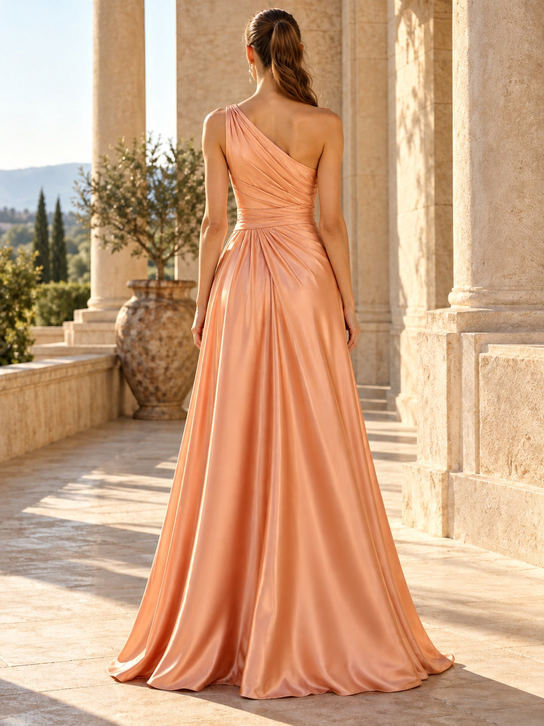 Pfirsichfarbenes, einseitig schulterfreies Brautjungfernenkleid aus Satin mit geraffter Taille, Falten und weitem A-Linien-Rock