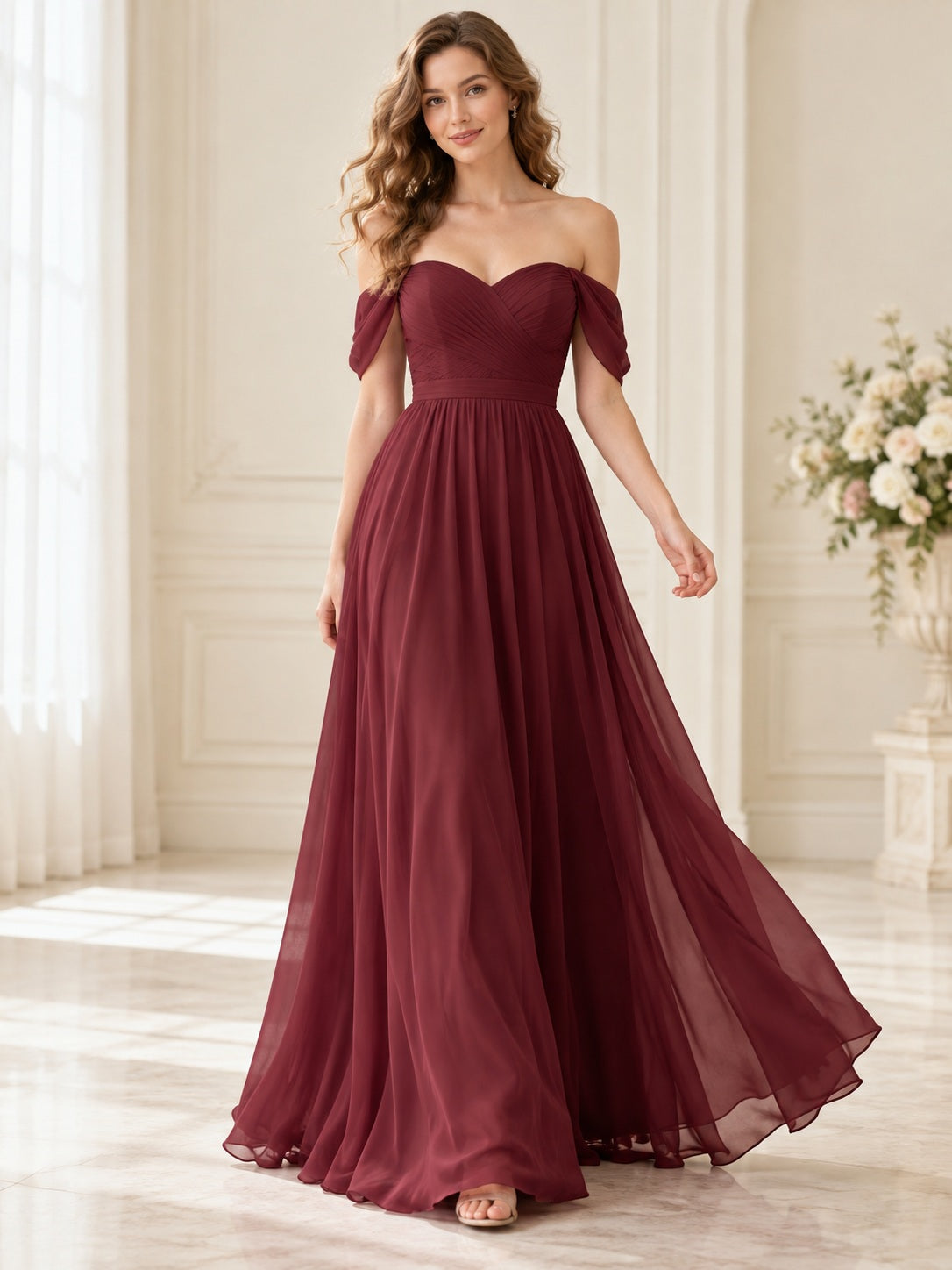 Robe de demoiselle d'honneur longue et fluide en mousseline bordeaux à épaules dénudées, décolleté cœur et fronces