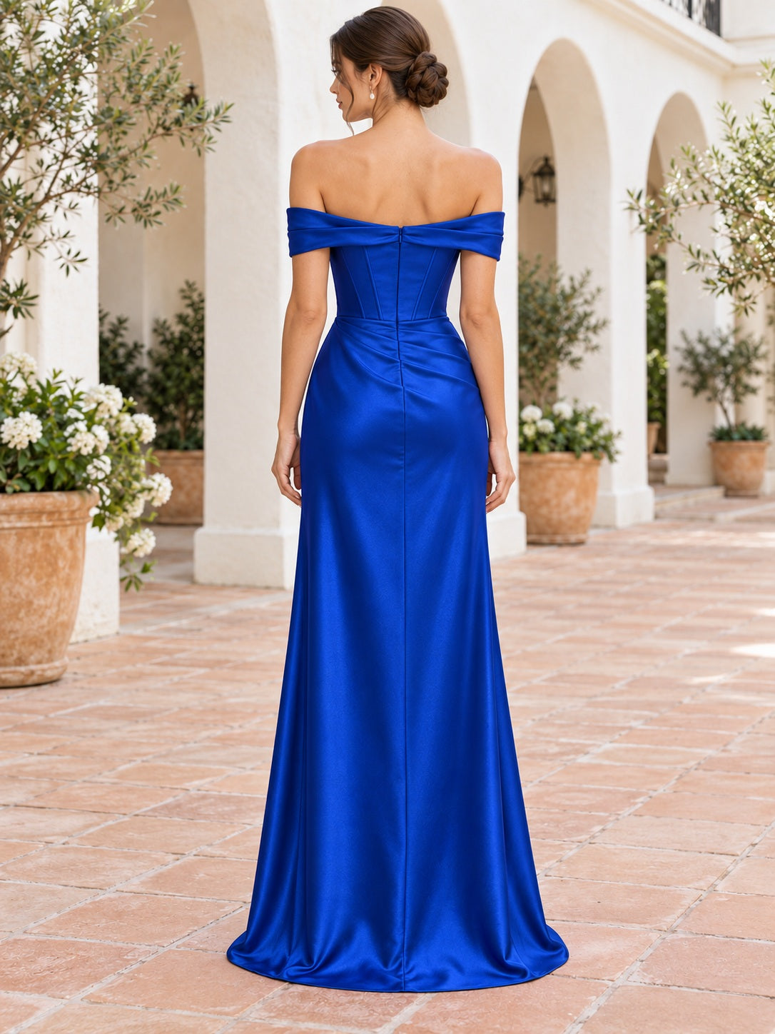 Vestido de dama de honor de satén en azul real, corte recto, hombros descubiertos, manga corta y largo hasta el suelo