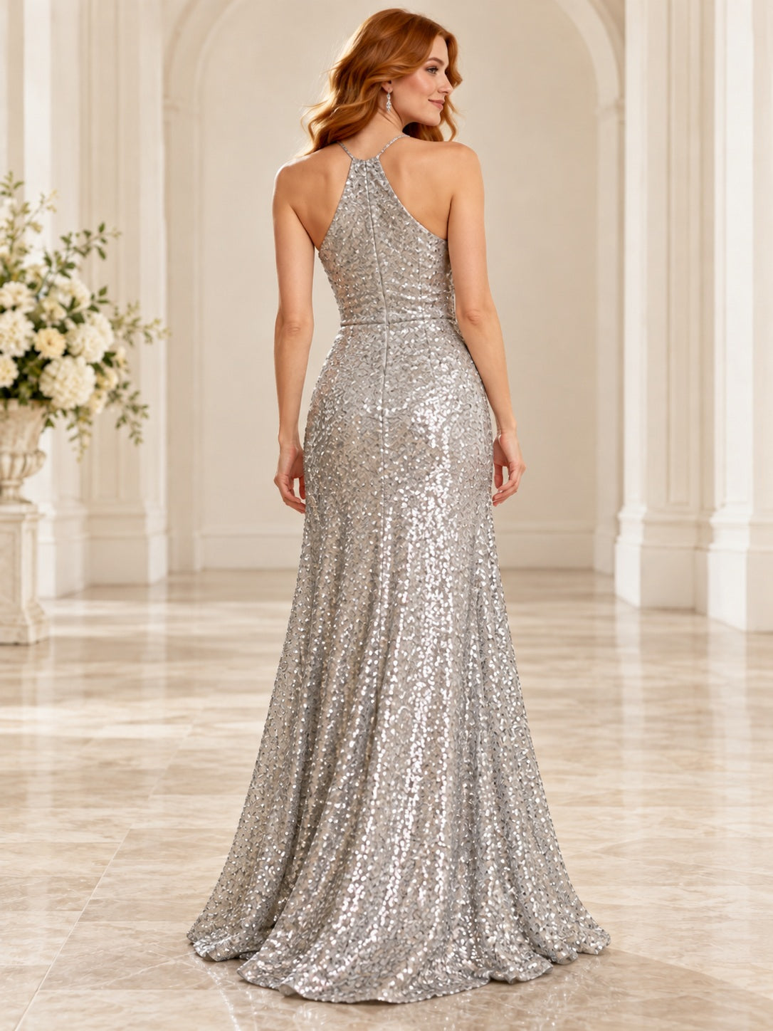 Robe de demoiselle d'honneur longue évasée argentée à col montant dos nu et sequins scintillants