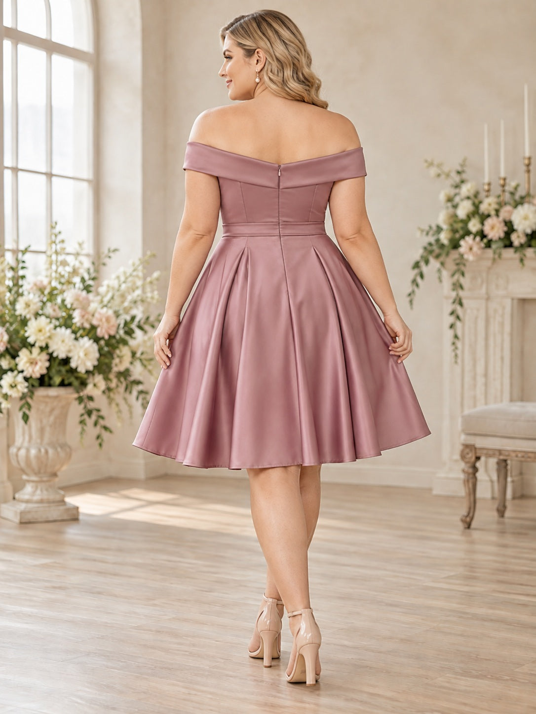 Robe de demoiselle d'honneur grande taille courte en satin plissé mauve à épaules dénudées
