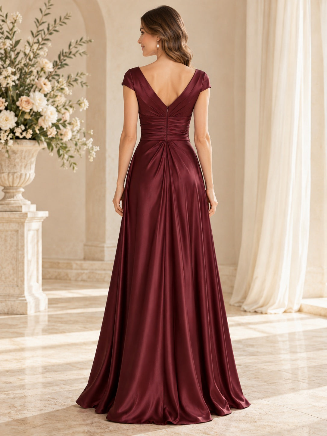 Robe de demoiselle d'honneur longue bordeaux, col en V, mancherons, froncée, drapée en satin, coupe trapèze