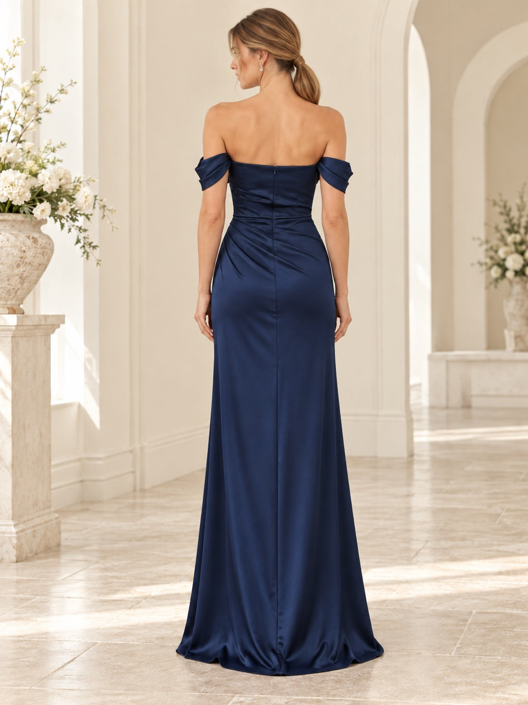 Robe fourreau élégante pour demoiselle d'honneur en satin bleu marine foncé, à épaules dénudées, froncée et fendue