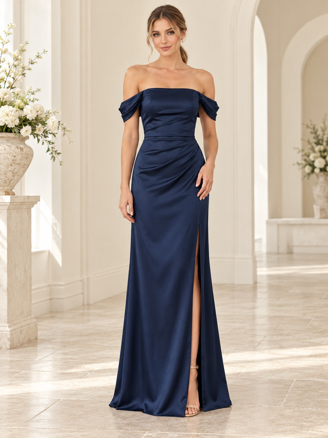 Robe fourreau élégante pour demoiselle d'honneur en satin bleu marine foncé, à épaules dénudées, froncée et fendue