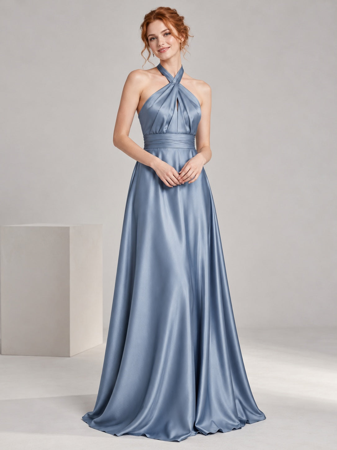 Robe de demoiselle d'honneur simple en satin plissé bleu acier, coupe trapèze, à col licou et croix
