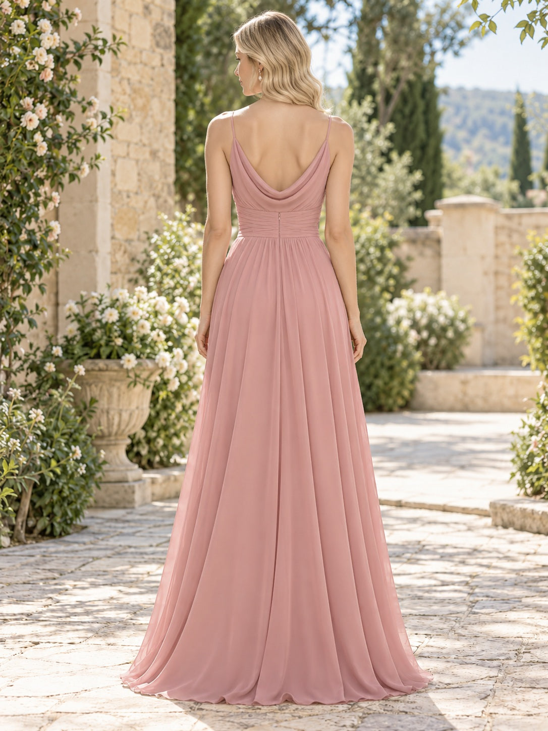 Robe de demoiselle d'honneur simple en mousseline rose poudré, coupe trapèze, à col bénitier et fines bretelles