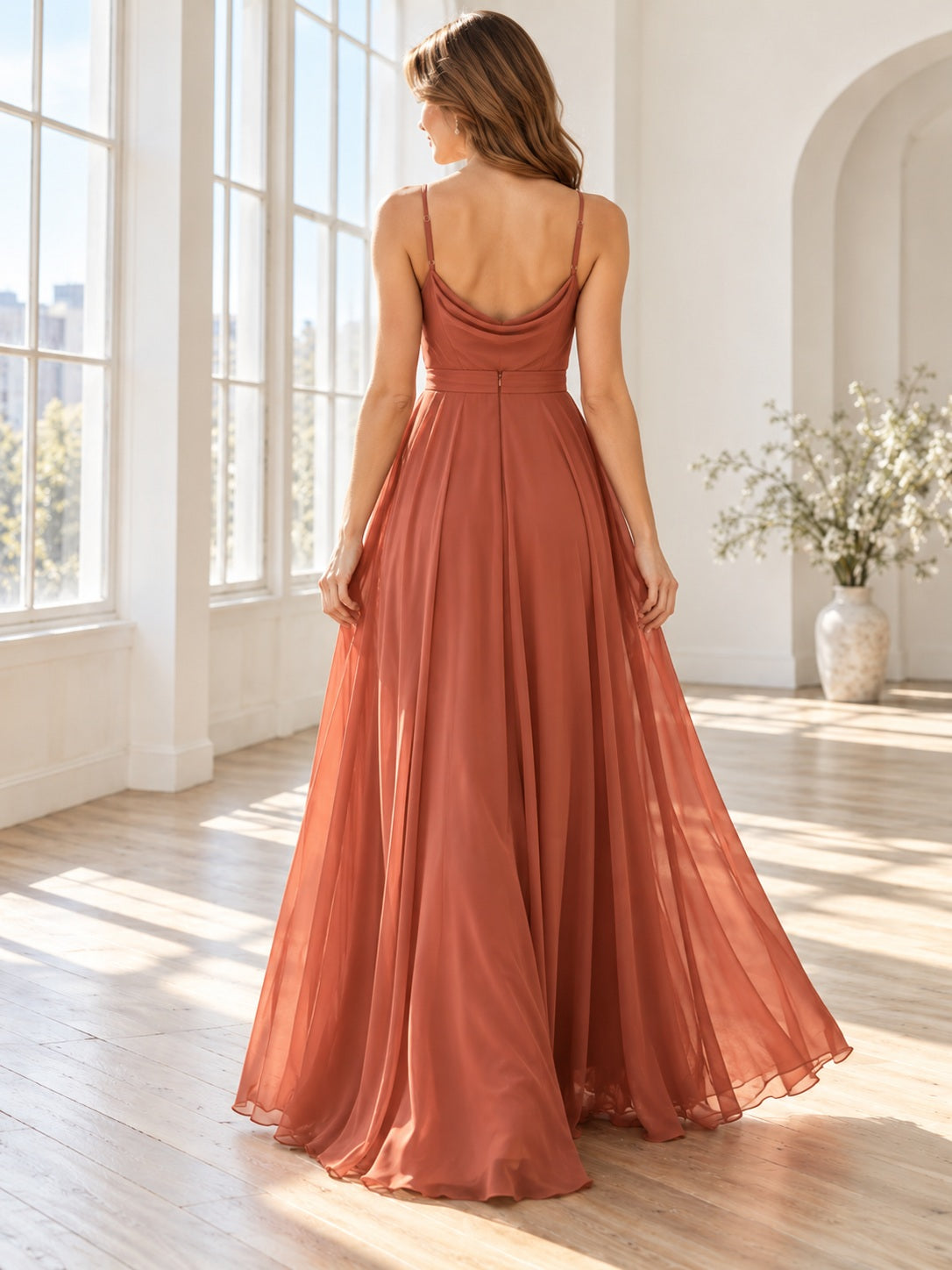 Vestido de dama de honor de gasa en papaya, línea A, escote drapeado, sin mangas y largo hasta el suelo