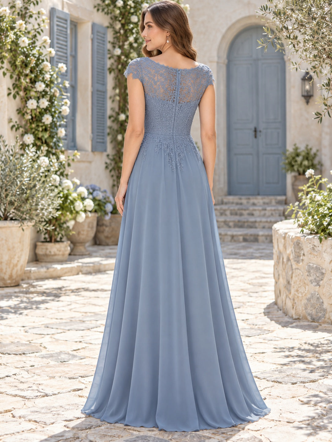 Robe de demoiselle d'honneur trapèze en mousseline bleu ardoise à mancherons, col illusion et dentelle
