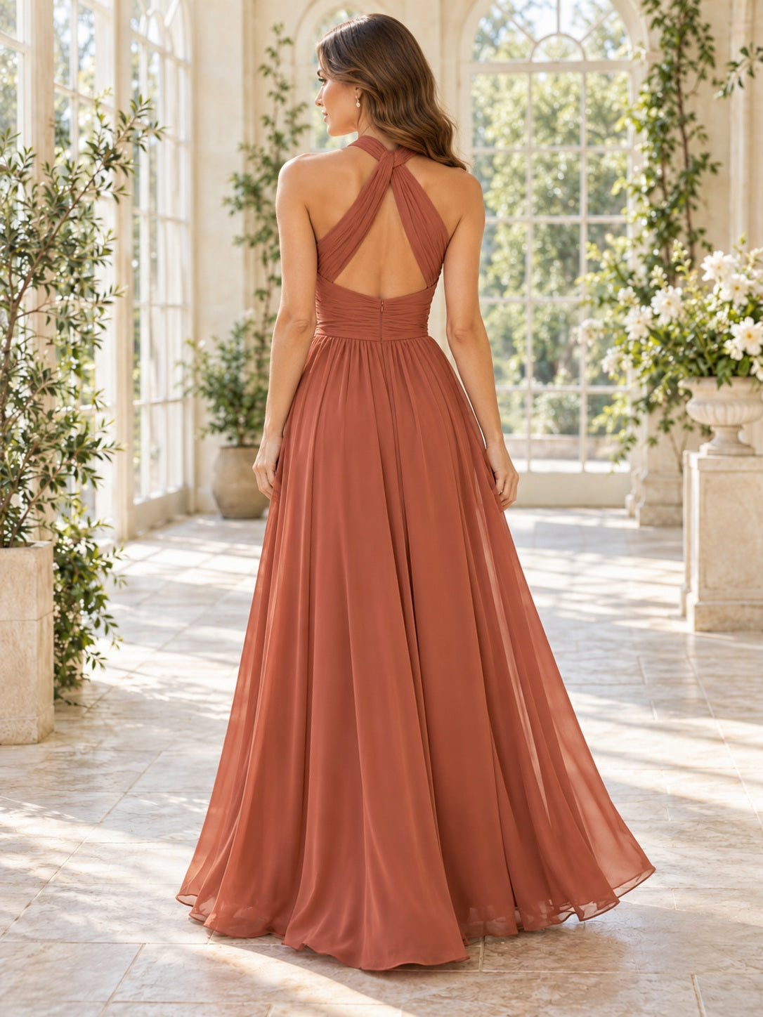 Robe de demoiselle d'honneur longue trapèze en mousseline plissée terracotta à col V dos nu croisé