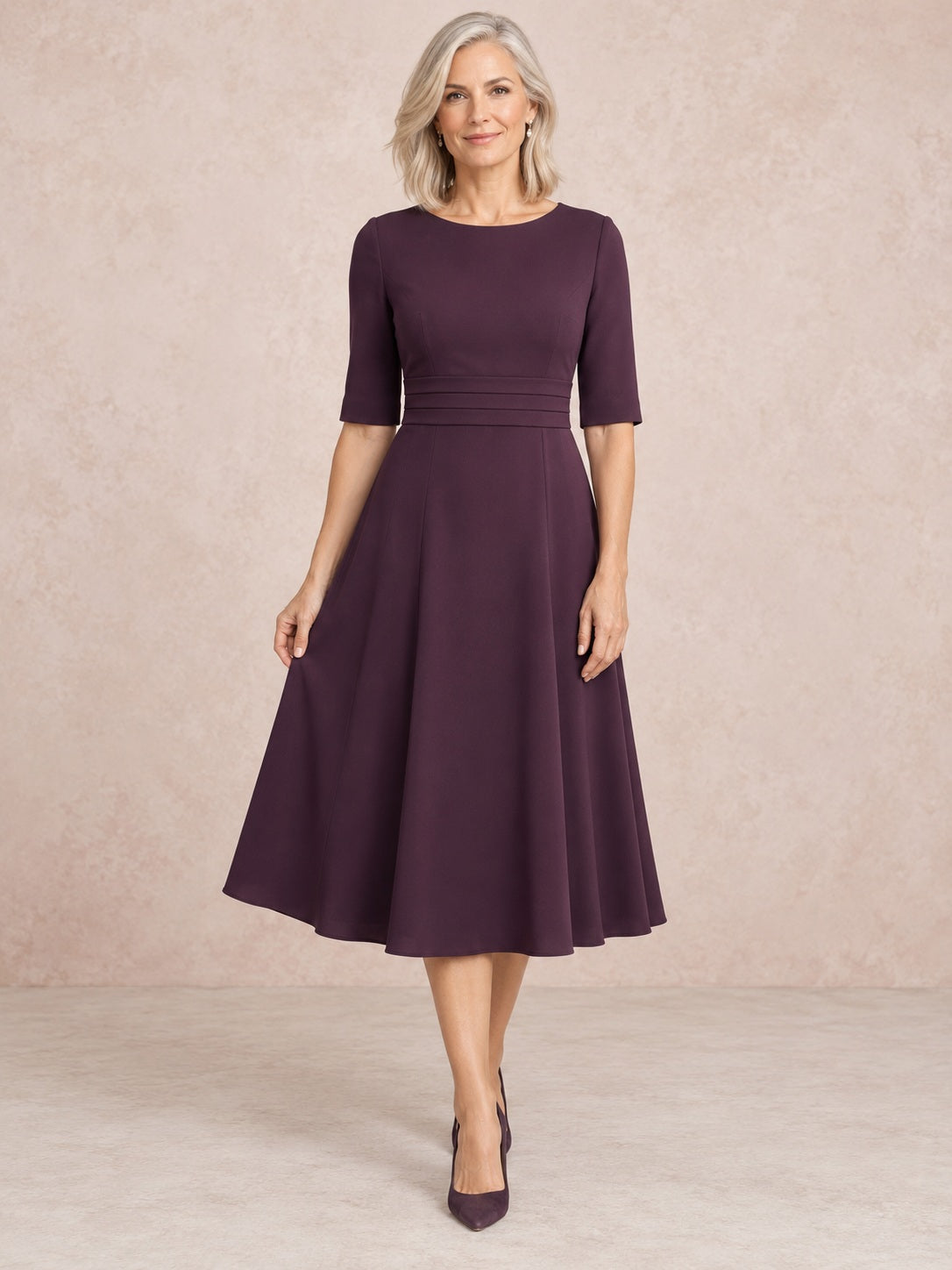 Vestido para madre de la novia o del novio de crepé en ciruela, línea A, escote redondo cerrado, media manga y largo a media pierna