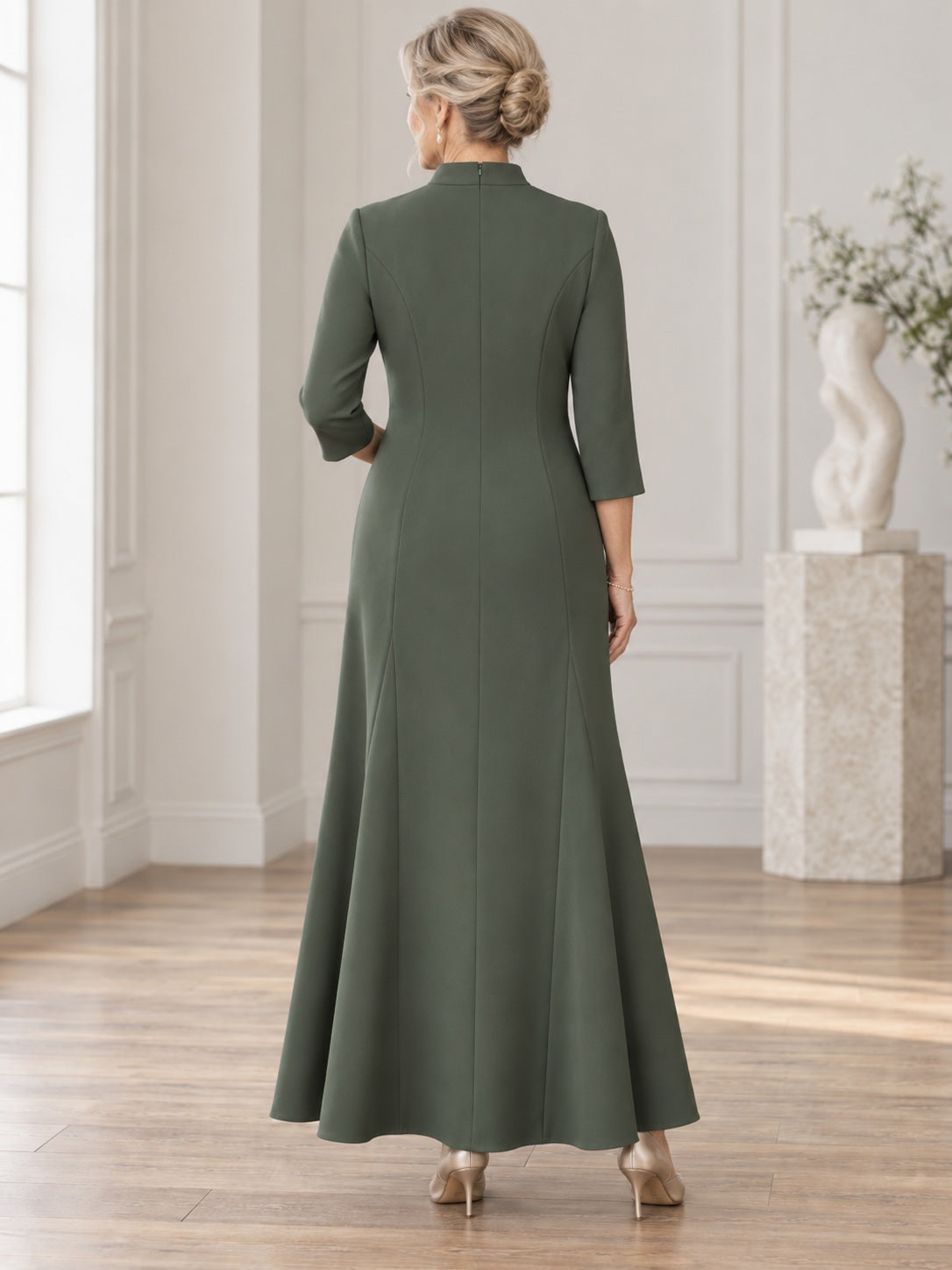 Robe de mère sobre et simple, coupe fourreau, col montant, manches trois-quarts, longueur cheville, en crêpe mat vert sauge avec empiècements