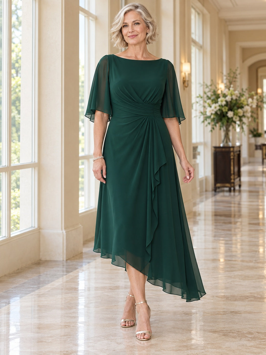 Vestido para madre de la novia o del novio de gasa en verde oscuro, línea A, escote barco, media manga y bajo asimétrico