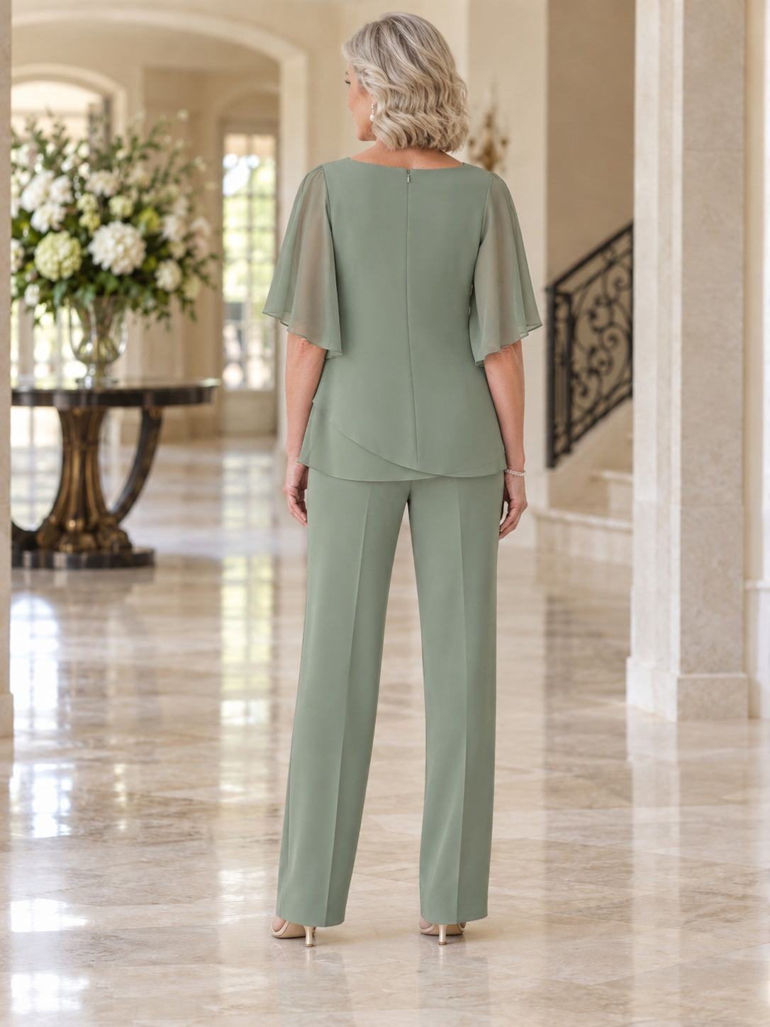 Tailleur-pantalon deux pièces pudique à col carré, manches souples et superposition, vert sauge