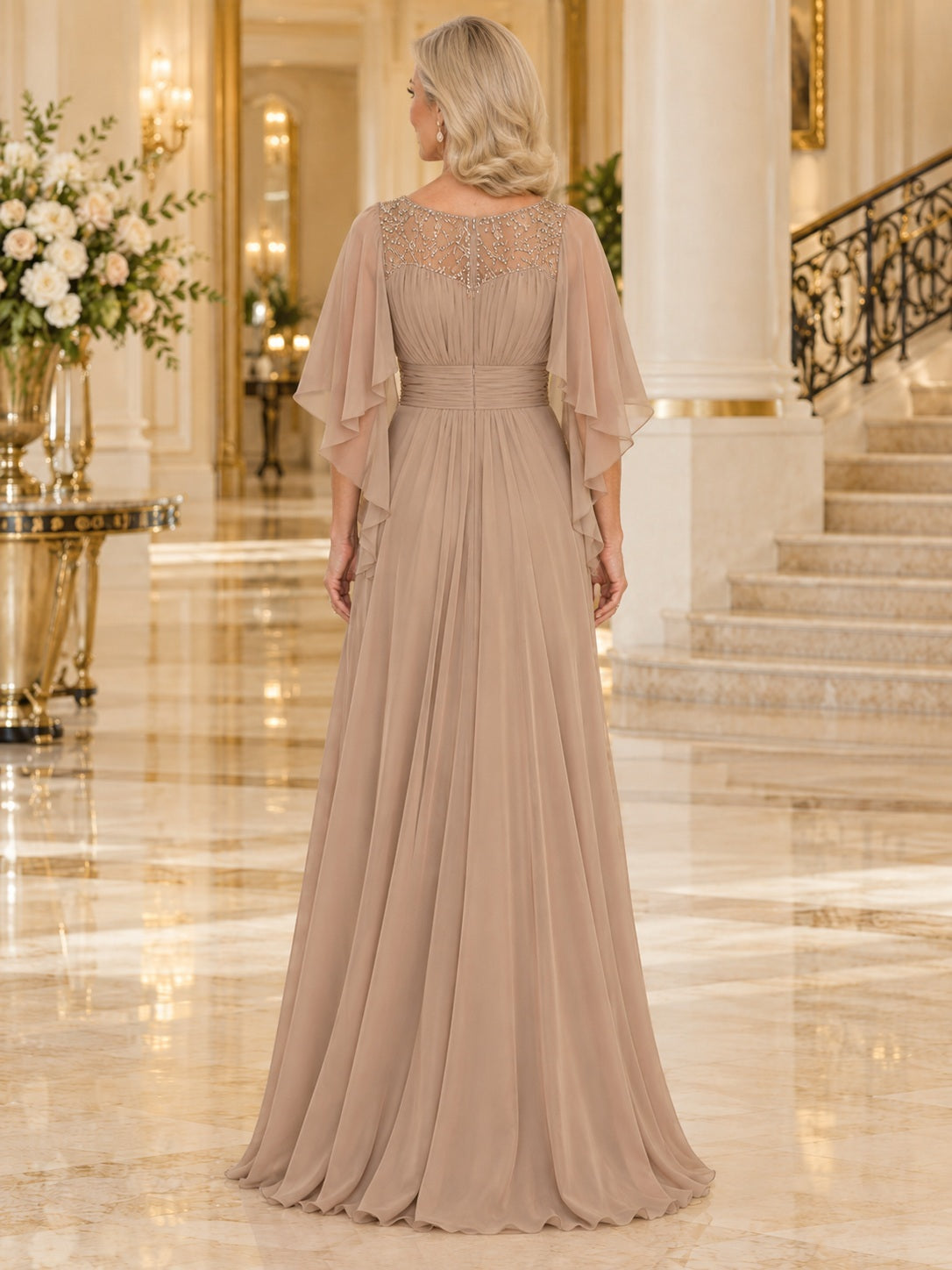 Dezentes taupefarbenes Plissee-Mutterkleid aus Chiffon mit perlenbesetztem Ausschnitt und Flügelärmeln