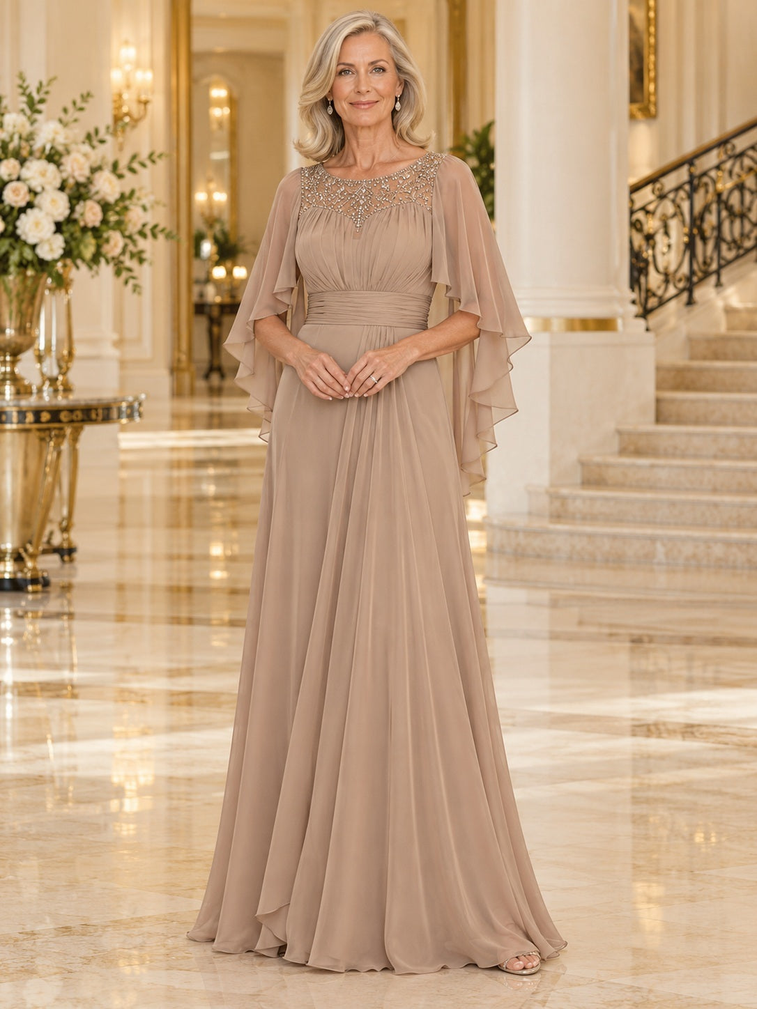 Dezentes taupefarbenes Plissee-Mutterkleid aus Chiffon mit perlenbesetztem Ausschnitt und Flügelärmeln