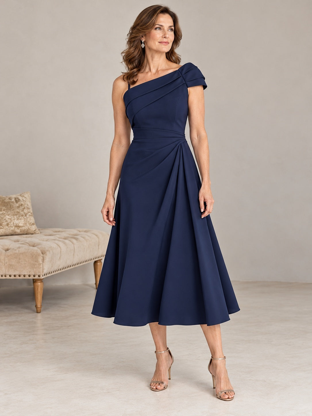 Knielanges, schlichtes marineblaues Kleid aus Crêpe mit One-Shoulder-Ausschnitt, plissiertem Flügelärmel und ausgestelltem Rock für die Mutter des Bräutigams