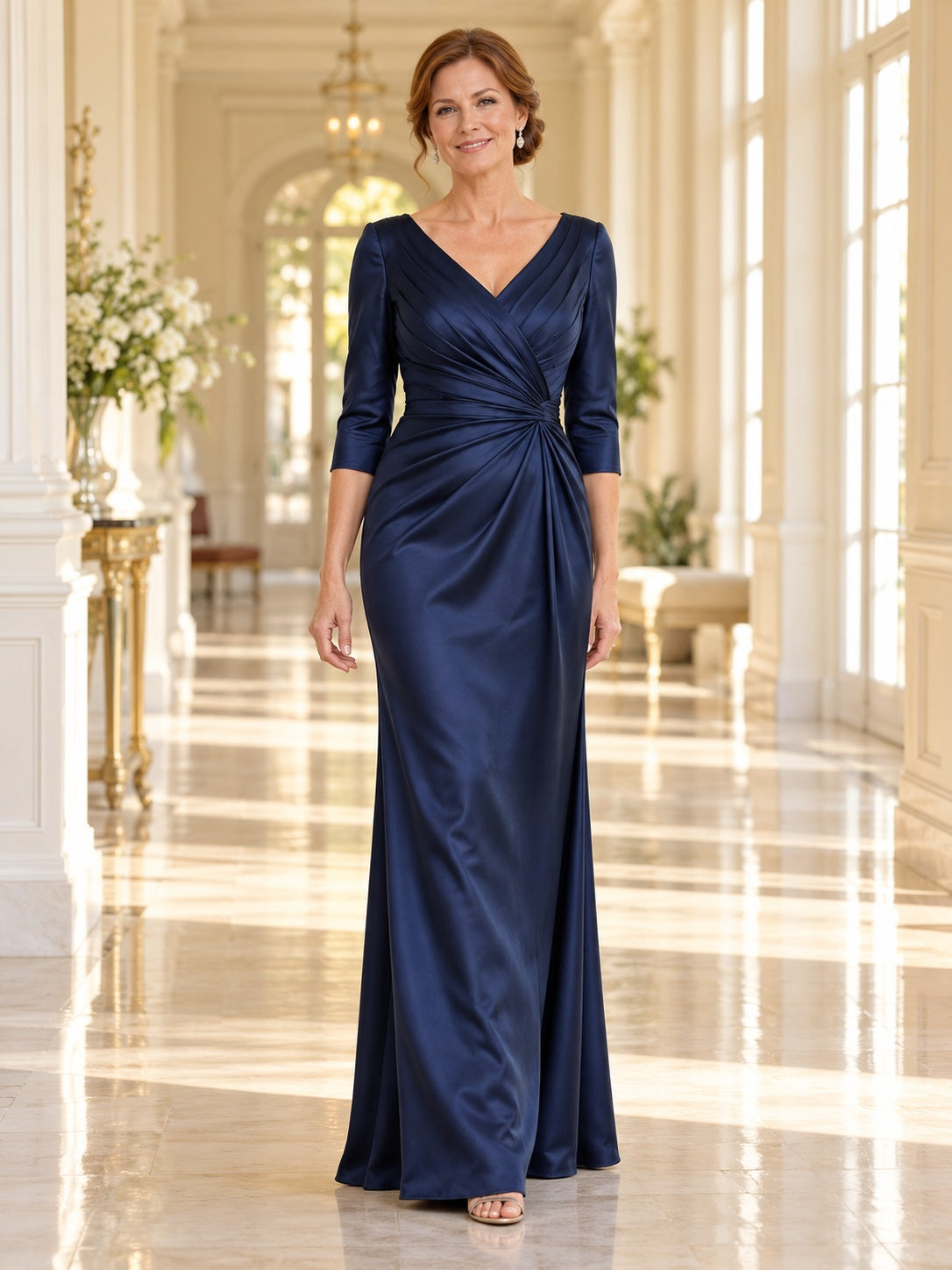Dunkelnavyfarbenes, figurbetontes Satin-Kleid mit V-Ausschnitt für die Mutter der Braut