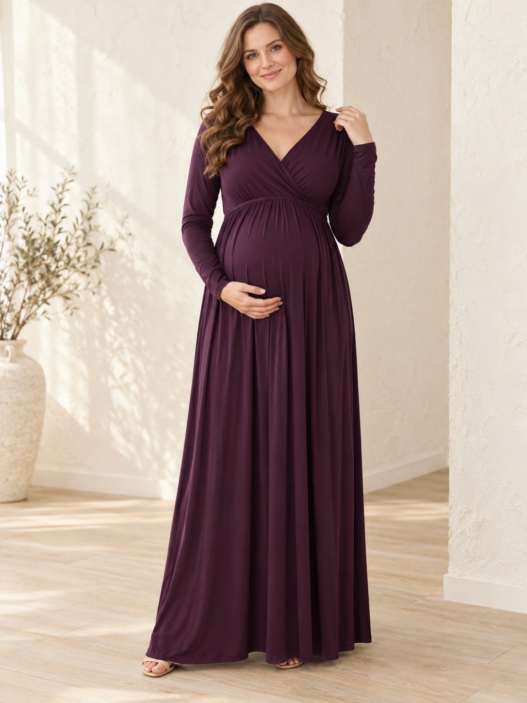 Robe longue de grossesse simple en jersey froncé à manches longues et col en V prune