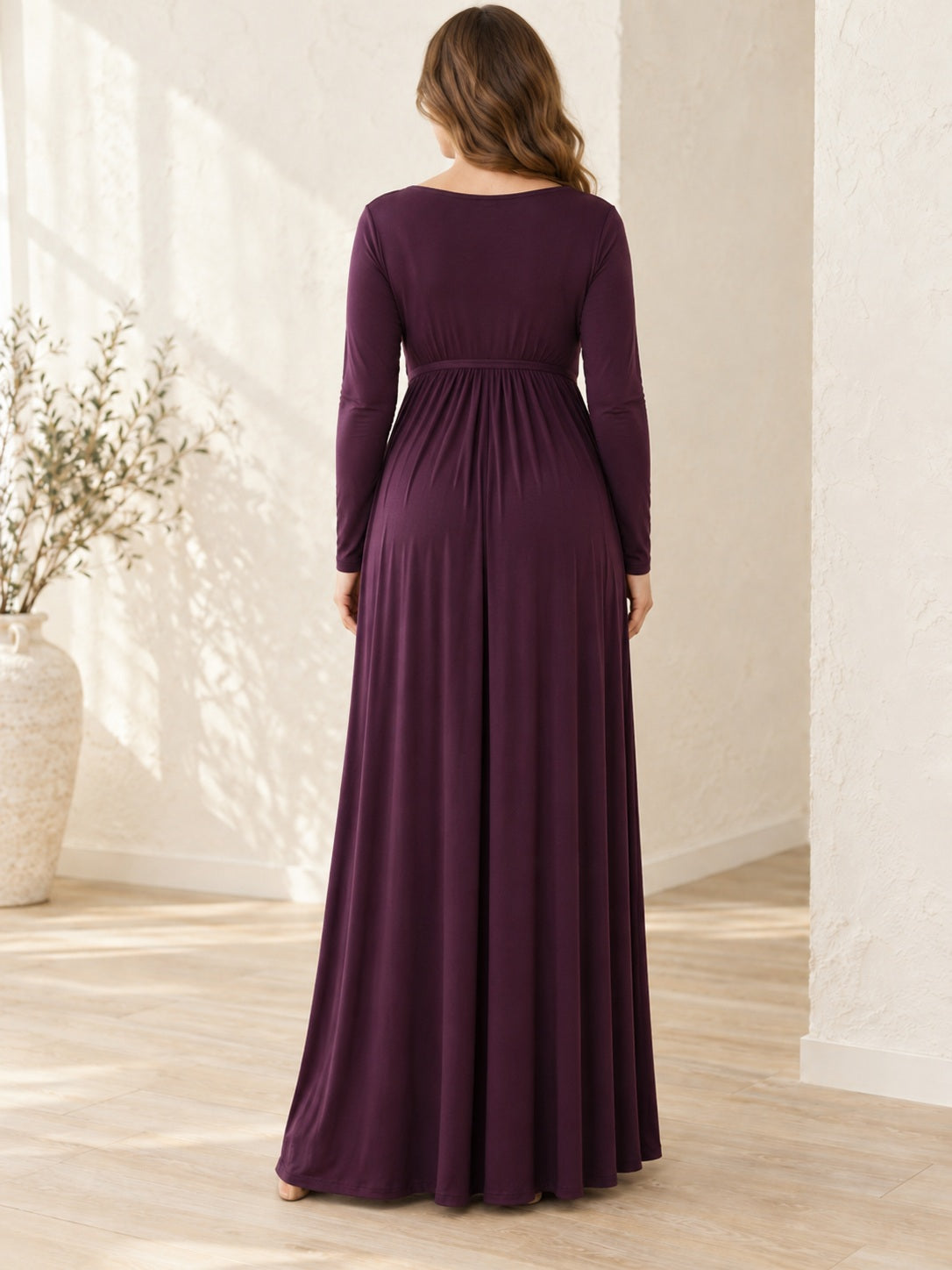 Robe longue de grossesse simple en jersey froncé à manches longues et col en V prune