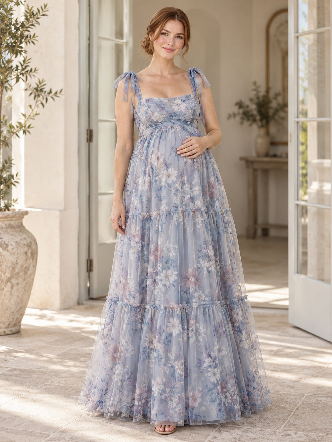 Vestido premamá de organza en azul cielo, corte imperio, escote cuadrado, sin mangas y largo hasta el suelo