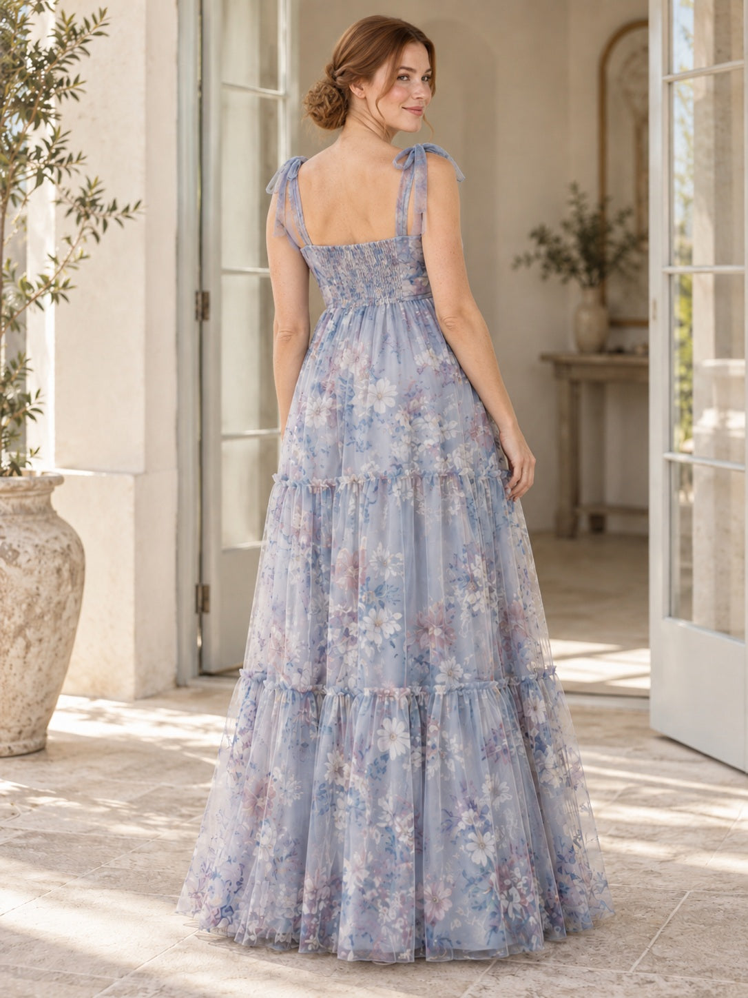 Vestido premamá de organza en azul cielo, corte imperio, escote cuadrado, sin mangas y largo hasta el suelo